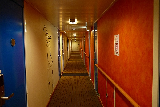 1.部屋へは長い廊下を通って.jpg